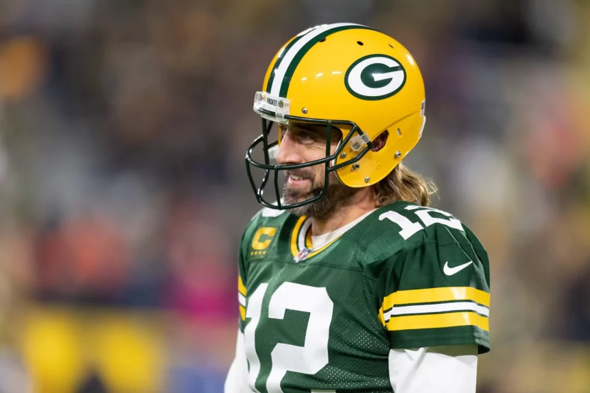 December 12, 2021: Green Bay Packers quarterback Aaron Rodgers 12 warms up before NFL, American Football Herren, USA foo