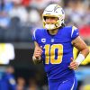 RTL Woche 10 INGLEWOOD, CA - DECEMBER 12: Los Angeles Chargers Quarterback Justin Herbert (10) looks on during the NFL, American Foot