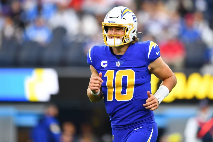 Chargers vs. Chiefs - RTL Woche 10 INGLEWOOD, CA - DECEMBER 12: Los Angeles Chargers Quarterback Justin Herbert (10) looks on during the NFL, American Foot