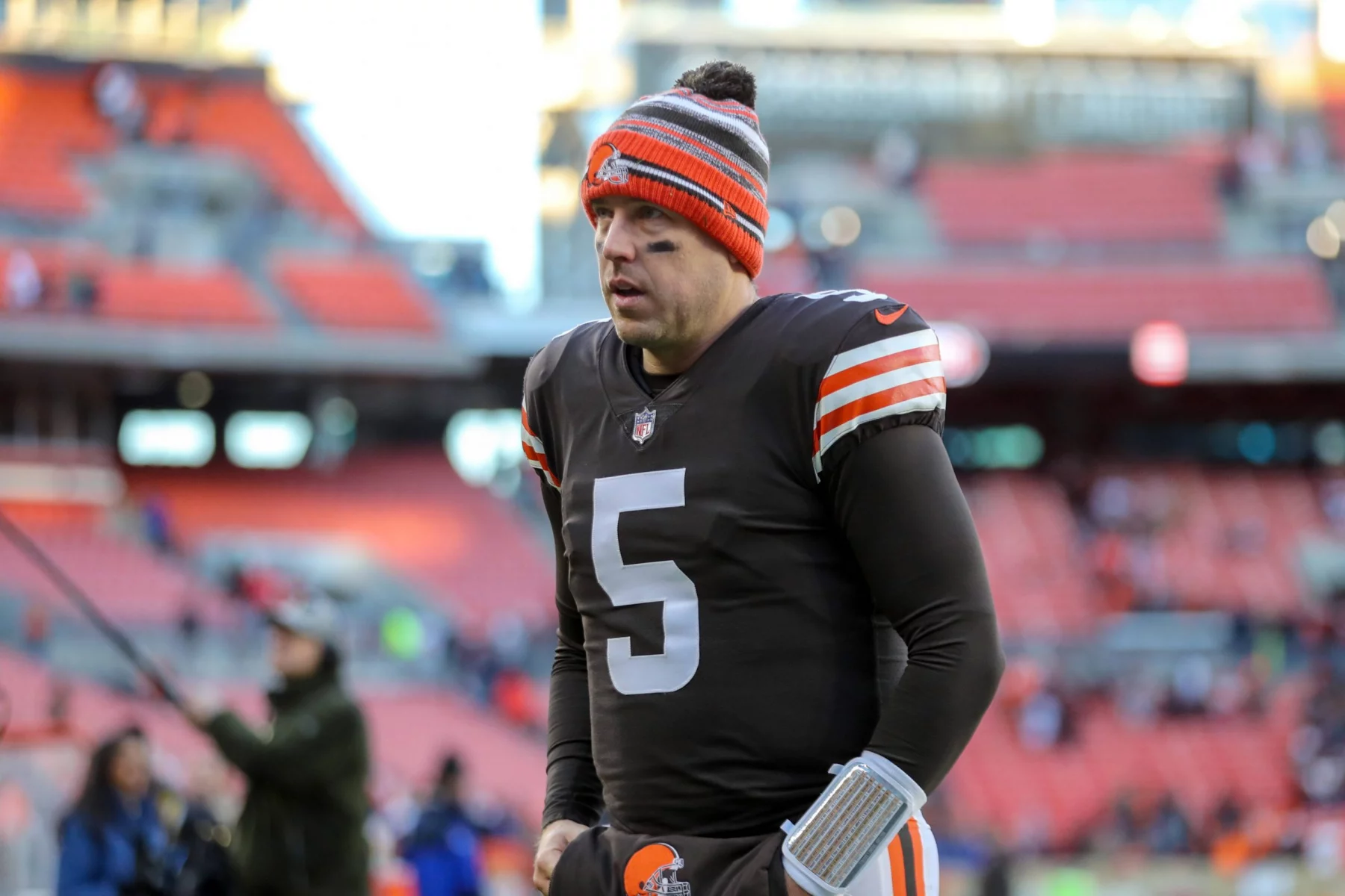 CLEVELAND, OH - DECEMBER 12: Cleveland Browns quarterback Case Keenum (5) leaves the field following the National Footba
