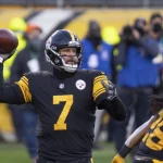 PITTSBURGH, PA - DECEMBER 02: Pittsburgh Steelers quarterback Ben Roethlisberger 7 looks down field for a receiver in the first half during the game between the Baltimore Ravens and Pittsburgh Steelers on December 02, 2020 at Heinz Field in Pittsburgh, PA. Photo by Shelley Lipton/Icon Sportswire NFL, American Football Herren, USA DEC 02 Ravens at Steelers Icon201202404