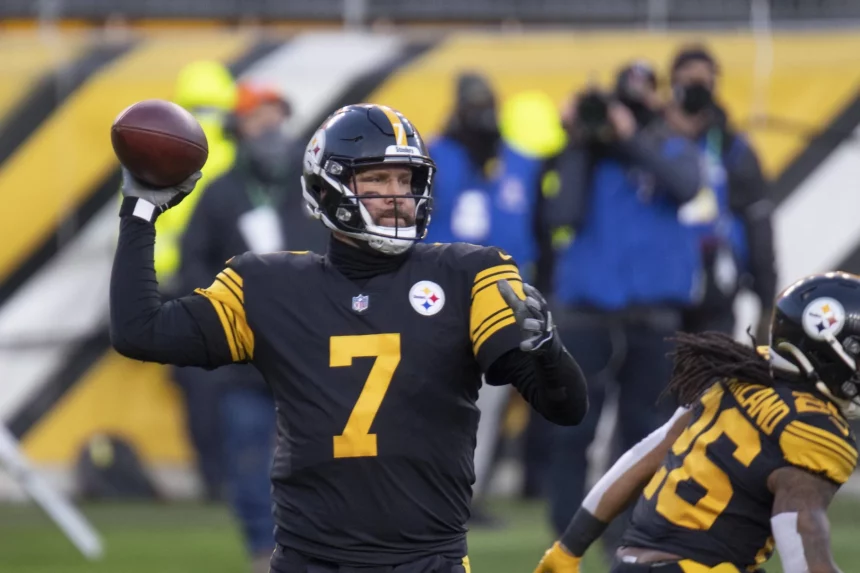 PITTSBURGH, PA - DECEMBER 02: Pittsburgh Steelers quarterback Ben Roethlisberger 7 looks down field for a receiver in the first half during the game between the Baltimore Ravens and Pittsburgh Steelers on December 02, 2020 at Heinz Field in Pittsburgh, PA. Photo by Shelley Lipton/Icon Sportswire NFL, American Football Herren, USA DEC 02 Ravens at Steelers Icon201202404