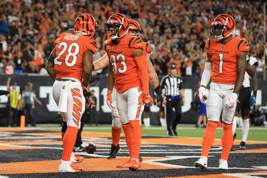 CINCINNATI, OH - SEPTEMBER 30: Cincinnati Bengals running back Joe Mixon (28) reacts with teammates Tyler Boyd (83) and