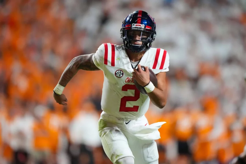 October 16, 2021: Matt Corral 2 of the Mississippi Rebels runs the ball during the NCAA, College League, USA football game between the University of Tennessee Volunteers and the Ole Miss Rebels at Neyland Stadium in Knoxville TN /CSM Knoxville United States - ZUMAc04_ 20211016_zaf_c04_864 Copyright: xTimxGangloffx
