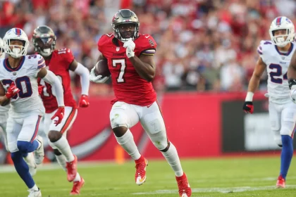 TAMPA, FL - DECEMBER 12: Tampa Bay Buccaneers Running Back Leonard Fournette (7) carries the ball for a touchdown during