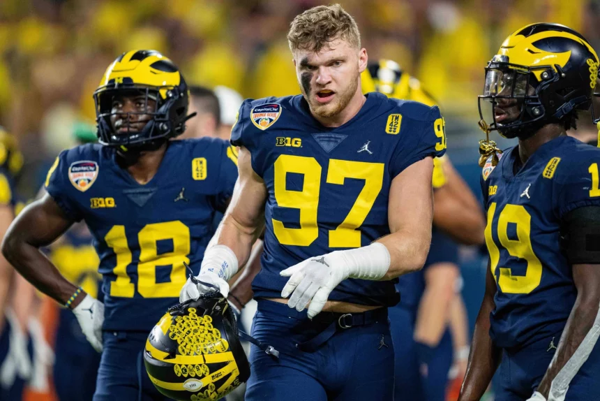 Michigan Wolverines defensive end Aidan Hutchinson 97 warms up before the Capital One Orange Bowl NCAA, College League, USA College Football Playoff game between Georgia and Michigan on Friday December 31, 2021 at Hard Rock Stadium in Miami Gardens, FL. /CSM Miami Gardens United States of America - ZUMAc04_ 20211231_zaf_c04_099 Copyright: xJacobxKupfermanx