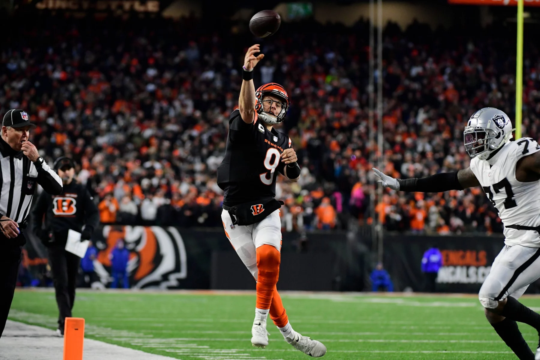 Saturday January 15, 2022: Cincinnati Bengals quarterback Joe Burrow (9) stays in bounds and throws a touchdown - Bengals ohne Super Bowl Titel