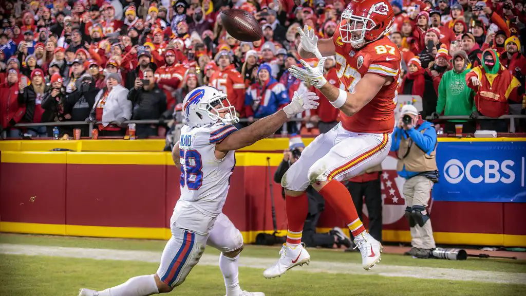 KANSAS CITY, MO - JANUARY 23: Kansas City Chiefs tight end Travis Kelce (87) reaches for the game winning reception over