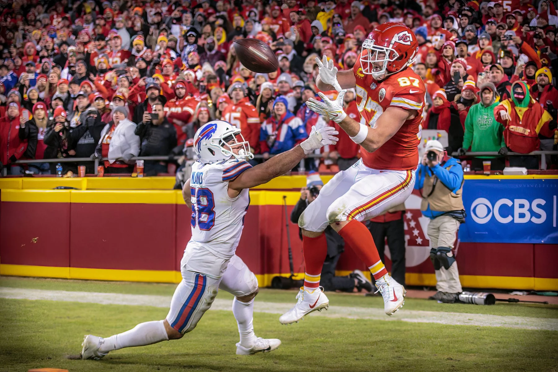 KANSAS CITY, MO - JANUARY 23: Kansas City Chiefs tight end Travis Kelce (87) reaches for the game winning reception over
