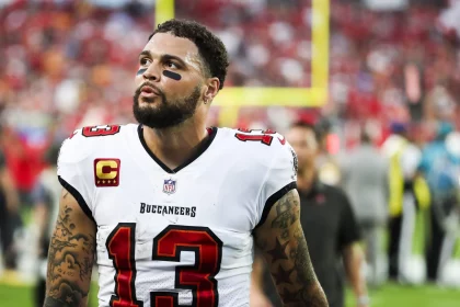 FootballR - NFL - Ein Spieler der Tampa Bay Buccaneers, Mike Evans, mit Tätowierungen.