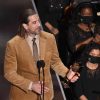 Packers quarterback Aaron Rodgers accepts the NFL, American Football Herren, USA MVP award for the second straight year