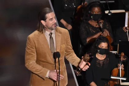 Packers quarterback Aaron Rodgers accepts the NFL, American Football Herren, USA MVP award for the second straight year