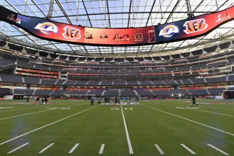 Das leere Footballfeld im SoFi Stadium zeigt die kreisförmige Videotafel mit dem Super-Bowl-LVI-Branding für die Rams und Bengals sowie NBC-Werbung.