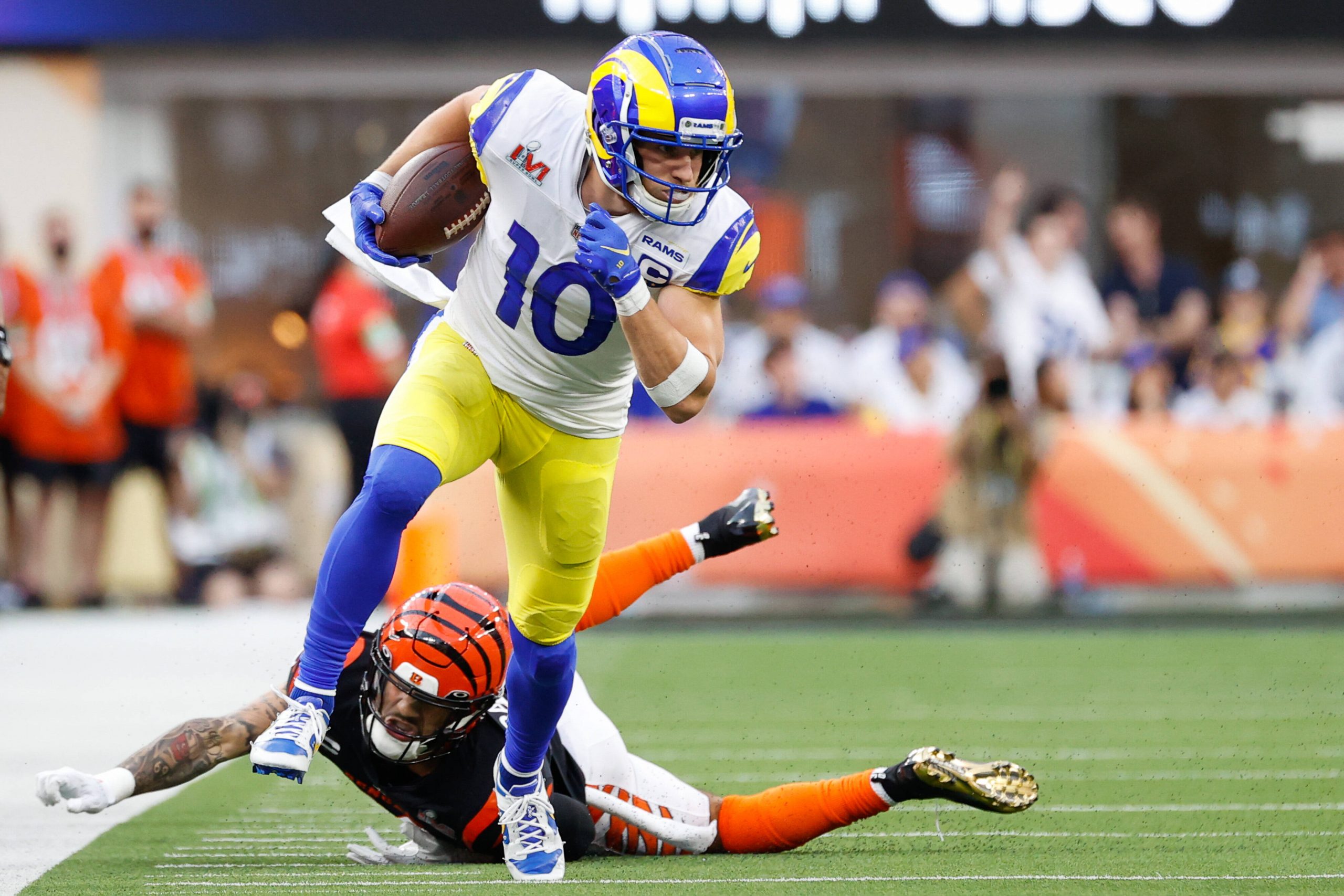 Los Angeles Rams wide receiver Cooper Kupp (10) dodges a Cincinnati Bengals defender on a 20-yard reception in the first