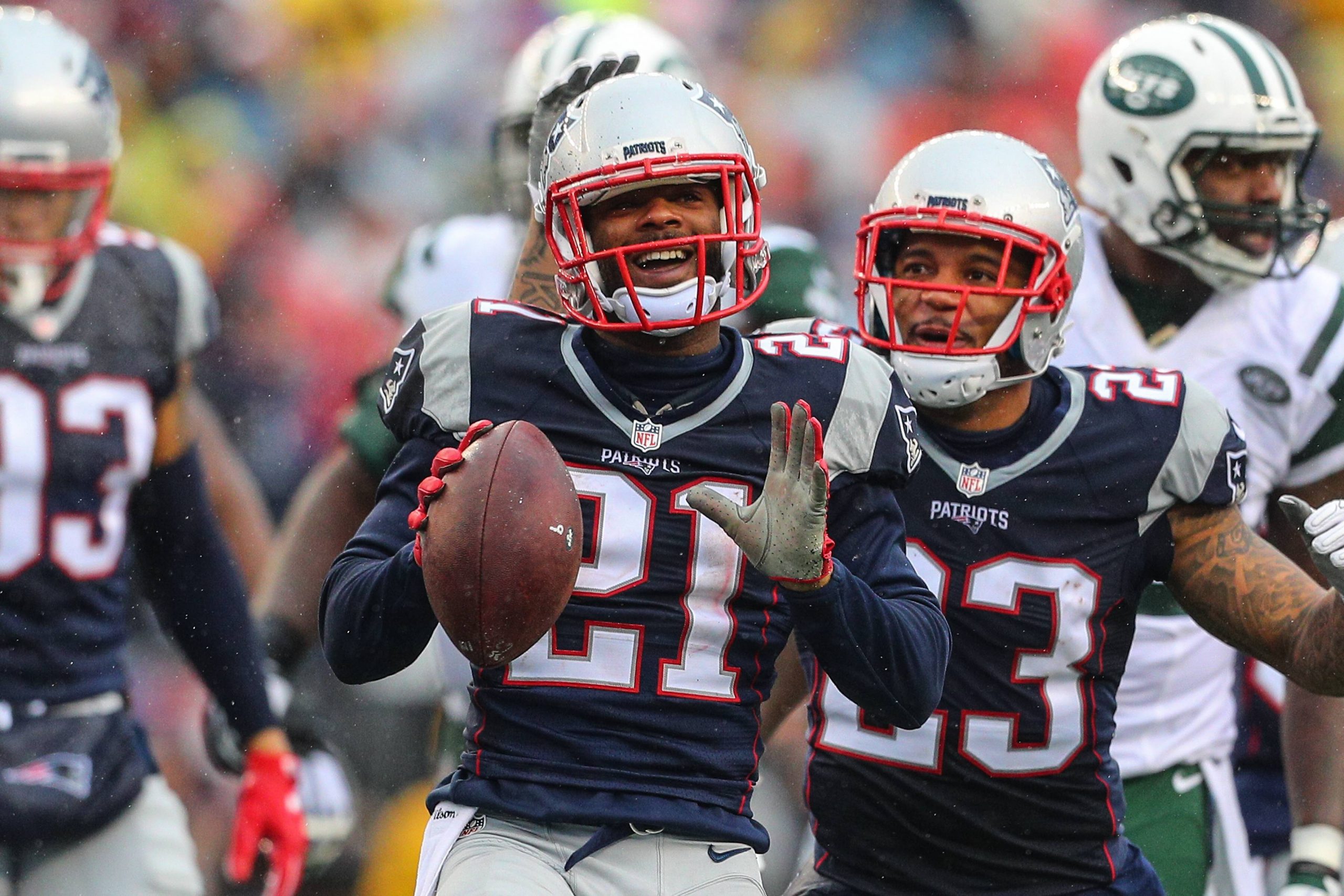 FOXBOROUGH, MA - DECEMBER 24: New England Patriots cornerback Malcolm Butler (21) recovers a fumble during the first quarter of the National Football League game between the New England Patriots and the New York Jets on December 24, 2016, at Gillette Stadium in Foxborough, MA. (Photo by Rich Graessle/Icon Sportswire) NFL American Football Herren USA DEC 24 Jets at Patriots PUBLICATIONxINxGERxSUIxAUTxHUNxRUSxSWExNORxONLY Icon1224160028 Foxborough Ma December 24 New England Patriots Cornerback Malcolm Butler 21 recover A Fumble during The First Quarter of The National Football League Game between The New England Patriots and The New York Jets ON December 24 2016 AT Gillette Stage in Foxborough Ma Photo by Rich Graessle Icon Sports Wire NFL American Football men USA DEC 24 Jets AT Patriots PUBLICATIONxINxGERxSUIxAUTxHUNxRUSxSWExNORxONLY Icon1224160028