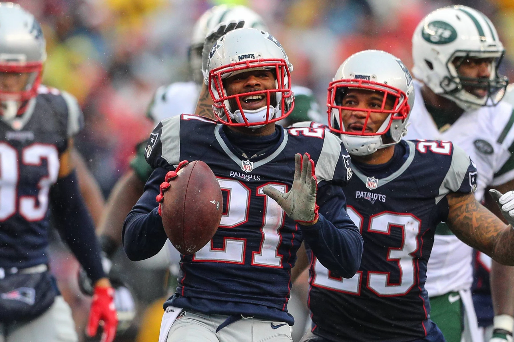 FOXBOROUGH, MA - DECEMBER 24: New England Patriots cornerback Malcolm Butler (21) recovers a fumble during the first quarter of the National Football League game between the New England Patriots and the New York Jets on December 24, 2016, at Gillette Stadium in Foxborough, MA. (Photo by Rich Graessle/Icon Sportswire) NFL American Football Herren USA DEC 24 Jets at Patriots PUBLICATIONxINxGERxSUIxAUTxHUNxRUSxSWExNORxONLY Icon1224160028 Foxborough Ma December 24 New England Patriots Cornerback Malcolm Butler 21 recover A Fumble during The First Quarter of The National Football League Game between The New England Patriots and The New York Jets ON December 24 2016 AT Gillette Stage in Foxborough Ma Photo by Rich Graessle Icon Sports Wire NFL American Football men USA DEC 24 Jets AT Patriots PUBLICATIONxINxGERxSUIxAUTxHUNxRUSxSWExNORxONLY Icon1224160028