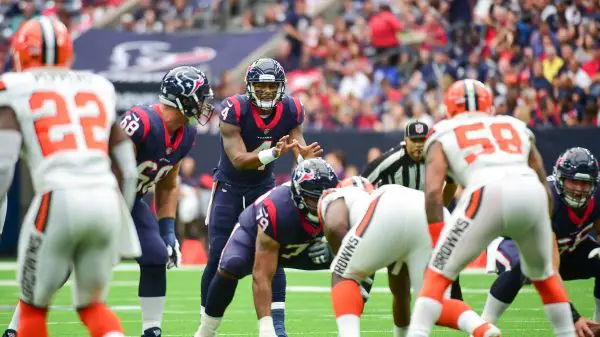 HOUSTON, TX - OCTOBER 15: Houston Texans quarterback Deshaun Watson (4) looks over the Browns defense during the football game between the Cleveland Browns and the Houston Texans on October 15, 2017 at NRG Stadium in Houston, Texas. (Photo by Ken Murray/Icon Sportswire) NFL American Football Herren USA OCT 15 Browns at Texans PUBLICATIONxINxGERxSUIxAUTxHUNxRUSxSWExNORxDENxONLY Icon171014095