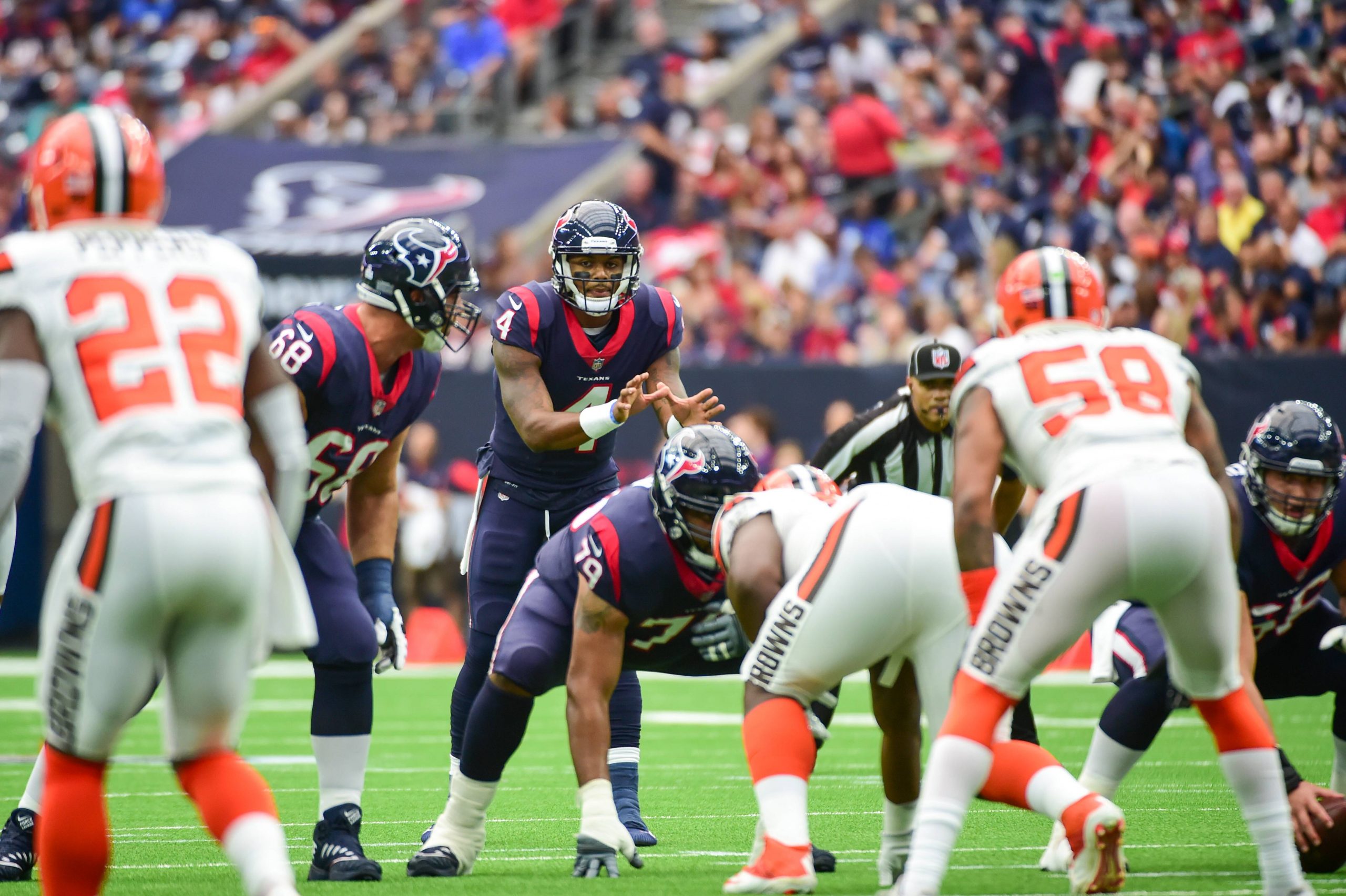 HOUSTON, TX - OCTOBER 15: Houston Texans quarterback Deshaun Watson (4) looks over the Browns defense during the football game between the Cleveland Browns and the Houston Texans on October 15, 2017 at NRG Stadium in Houston, Texas. (Photo by Ken Murray/Icon Sportswire) NFL American Football Herren USA OCT 15 Browns at Texans PUBLICATIONxINxGERxSUIxAUTxHUNxRUSxSWExNORxDENxONLY Icon171014095