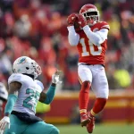 December 24, 2017 - Kansas City, MO, USA - Kansas City Chiefs wide receiver Tyreek Hill catches a 33-yard pass in front of Miami Dolphins cornerback Xavien Howard on December 24, 2017, at Arrowhead Stadium in Kansas City, Mo. Vahe Gregorian: Tyreek Hill inspired to honor grandfather who helped him through tough times - ZUMAm67_ 20171224_zaf_m67_096 Copyright: xJohnxSleezerx