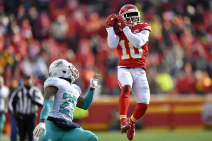 December 24, 2017 - Kansas City, MO, USA - Kansas City Chiefs wide receiver Tyreek Hill catches a 33-yard pass in front of Miami Dolphins cornerback Xavien Howard on December 24, 2017, at Arrowhead Stadium in Kansas City, Mo. Vahe Gregorian: Tyreek Hill inspired to honor grandfather who helped him through tough times - ZUMAm67_ 20171224_zaf_m67_096 Copyright: xJohnxSleezerx