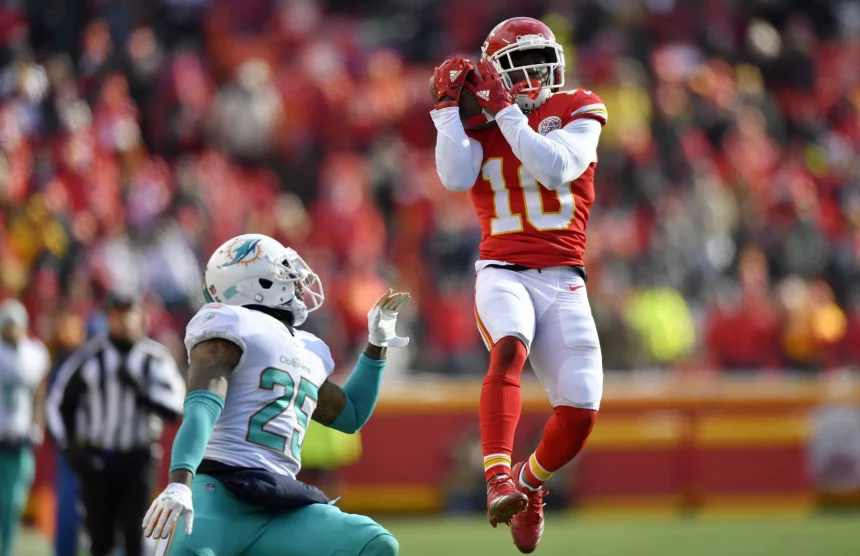 December 24, 2017 - Kansas City, MO, USA - Kansas City Chiefs wide receiver Tyreek Hill catches a 33-yard pass in front of Miami Dolphins cornerback Xavien Howard on December 24, 2017, at Arrowhead Stadium in Kansas City, Mo. Vahe Gregorian: Tyreek Hill inspired to honor grandfather who helped him through tough times - ZUMAm67_ 20171224_zaf_m67_096 Copyright: xJohnxSleezerx