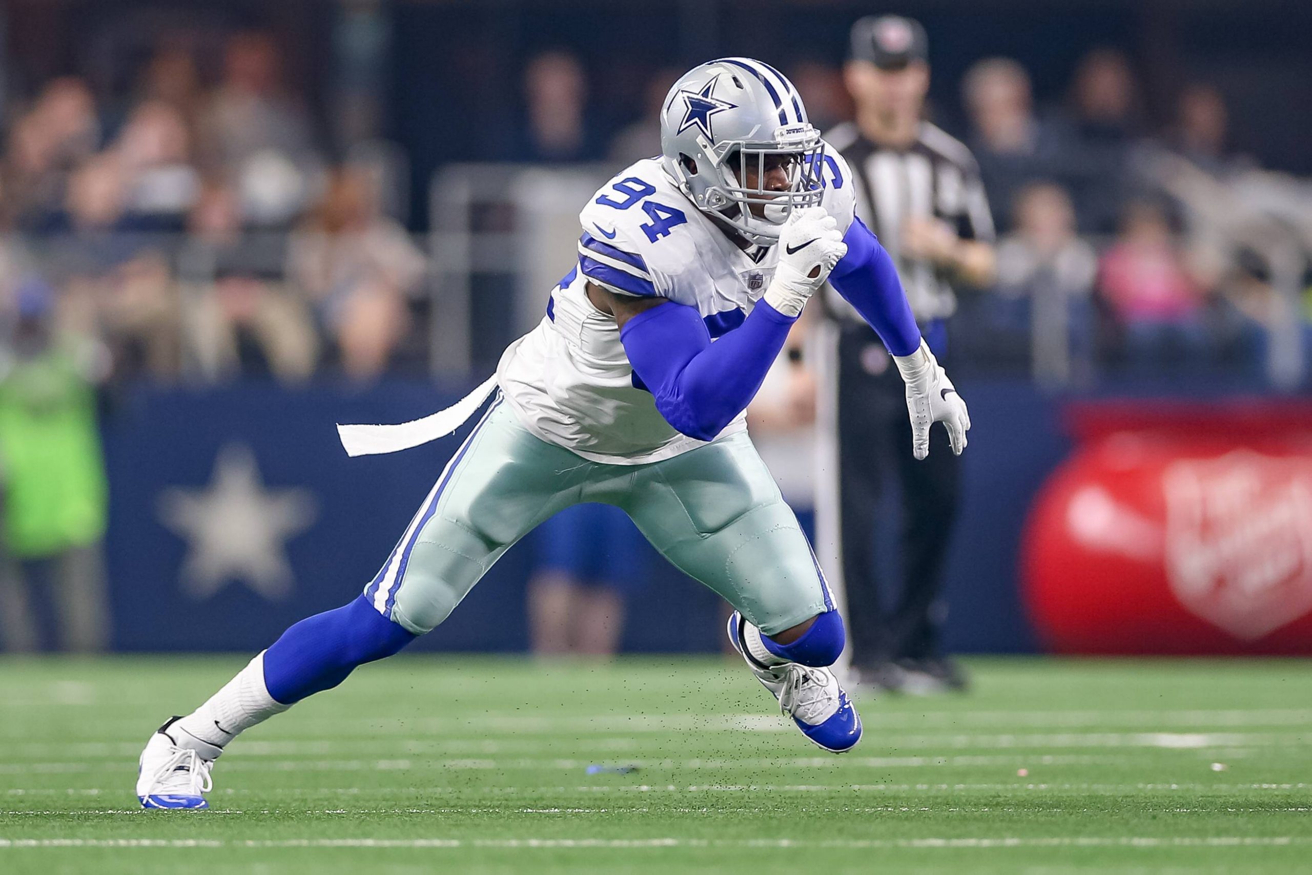 ARLINGTON, TX - DECEMBER 23: Dallas Cowboys Defensive End Randy Gregory (94) rushes the passer during the game between the Dallas Cowboys and Tampa Bay Buccaneers on December 23, 2018 at AT&T Stadium in Arlington, TX. (Photo by Andrew Dieb/Icon Sportswire) NFL American Football Herren USA DEC 23 Buccaneers at Cowboys PUBLICATIONxINxGERxSUIxAUTxHUNxRUSxSWExNORxDENxONLY Icon181223637