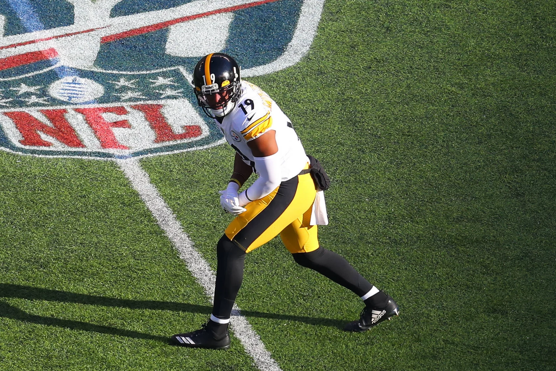 EAST RUTHERFORD, NJ - DECEMBER 22: Pittsburgh Steelers wide receiver JuJu Smith-Schuster 19 during the National Football League game between the New York Jets and the Pittsburgh Steelers on December 22, 2019 at MetLife Stadium in East Rutherford, NJ. Photo by Rich Graessle/Icon Sportswire NFL, American Football Herren, USA DEC 22 Steelers at Jets PUBLICATIONxINxGERxSUIxAUTxHUNxRUSxSWExNORxDENxONLY Icon1912228803