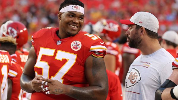 KANSAS CITY, MO - AUGUST 27: Kansas City Chiefs offensive tackle Orlando Brown 57 on the sidelines during an NFL, American Football Herren, USA preseason game between the Minnesota Vikings and Kansas City Chiefs on Aug 27, 2021 at GEHA Field at Arrowhead Stadium in Kansas City, MO. Photo by Scott Winters/Icon Sportswire NFL: AUG 27 Preseason - Vikings at Chiefs Icon2108270180
