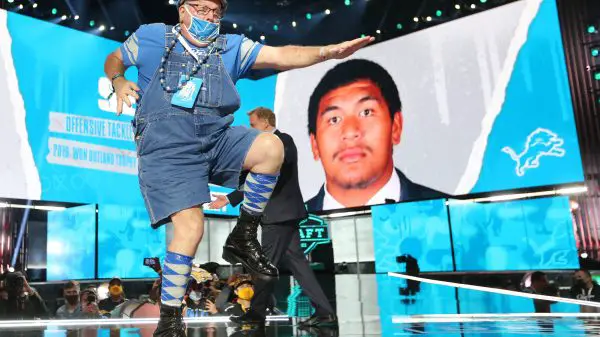 A Detroit Lions fan celebrates on stage after the Lions selected Penei Sewell with the number 7 pick at the 2021 NFL, American Football Herren, USA Draft in Cleveland, Ohio, on Thursday, April 29, 2021. PUBLICATIONxINxGERxSUIxAUTxHUNxONLY POY2021S012 AaronxJosefczyk