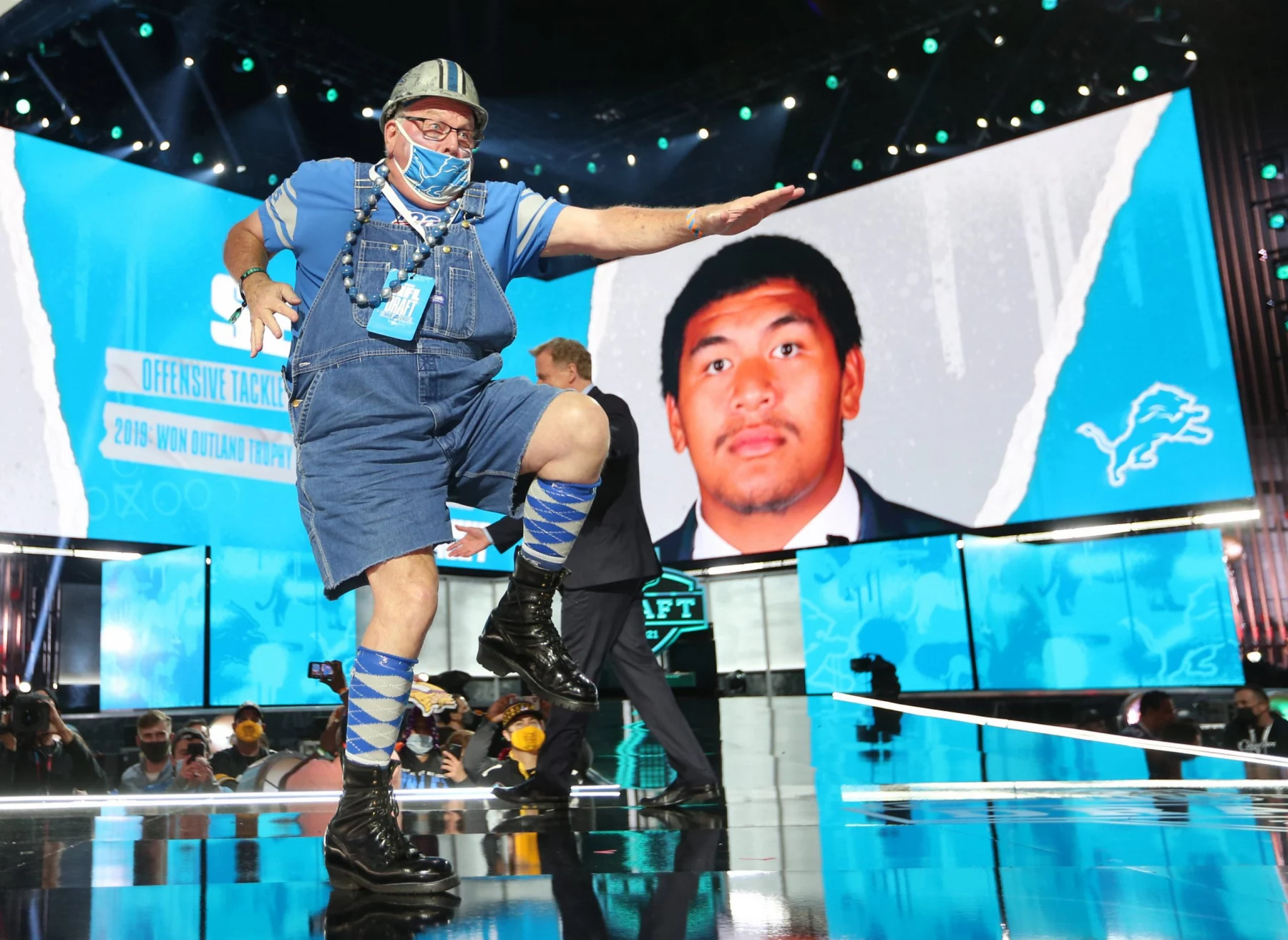A Detroit Lions fan celebrates on stage after the Lions selected Penei Sewell with the number 7 pick at the 2021 NFL, American Football Herren, USA Draft in Cleveland, Ohio, on Thursday, April 29, 2021. PUBLICATIONxINxGERxSUIxAUTxHUNxONLY POY2021S012 AaronxJosefczyk