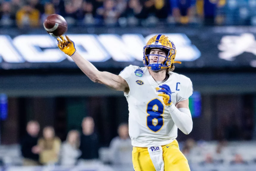 December 4, 2021: Pittsburgh Panthers quarterback Kenny Pickett 8 throws on the run during the third quarter against the Wake Forest Demon Deacons in the ACC Championship at Bank of America Stadium in Charlotte, NC. /Cal Media Charlotte United States - ZUMAc04_ 20211204_zaf_c04_335 Copyright: xScottxKinserx