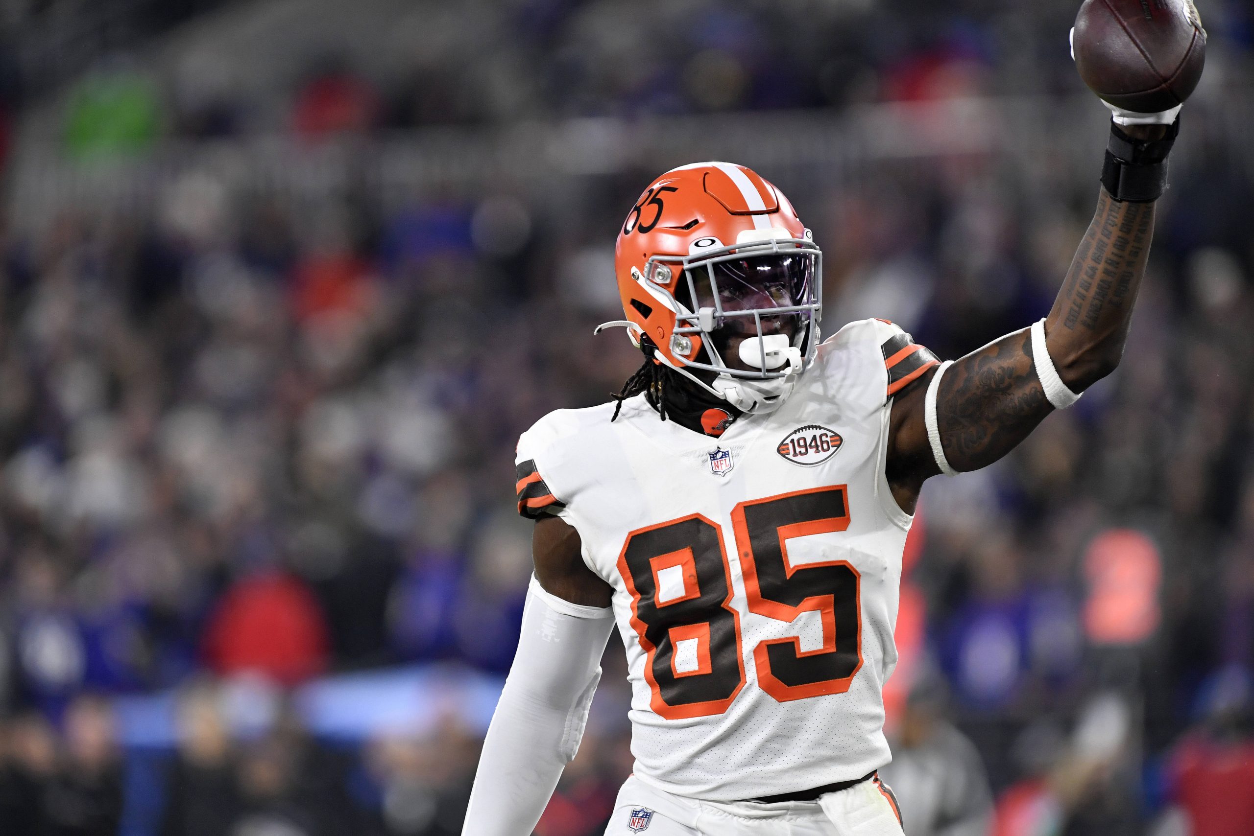 BALTIMORE, MD - NOVEMBER 28: Browns tight end David Njoku 85 celebrates after a catch during the Cleveland Browns versus Baltimore Ravens NFL, American Football Herren, USA game at M&T Bank Stadium on November 28, 2021 in Baltimore, MD. Photo by Randy Litzinger/Icon Sportswire NFL: NOV 28 Browns at Ravens Icon9662111281095
