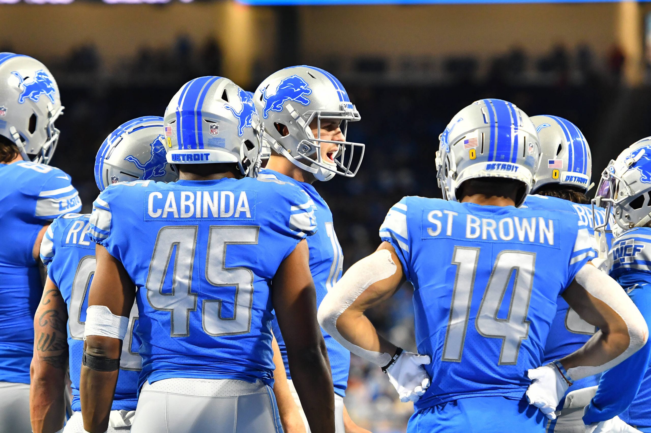 DETROIT, MI - DECEMBER 19: Detroit Lions quarterback Jared Goff 16 calls a play in the huddle during the game between the Detroit Lions and the Arizona Cardinals on Sunday December 19, 2021 at Ford Field in Detroit, MI. Photo by Steven King/Icon Sportswire NFL, American Football Herren, USA DEC 19 Cardinals at Lions Icon258202112190050