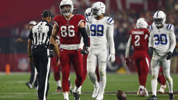 GLENDALE, AZ - DECEMBER 25:Arizona Cardinals Tight End Zach Ertz 86 reacts after getting a first down during an NFL, American Football Herren, USA game between the Indianapolis Colts and the Arizona Cardinals on December 25, 2021 at State Farm Stadium, in Glendale AZ. Photo by Jeffrey Brown/Icon Sportswire NFL: DEC 25 Colts at Cardinals Icon12252021006