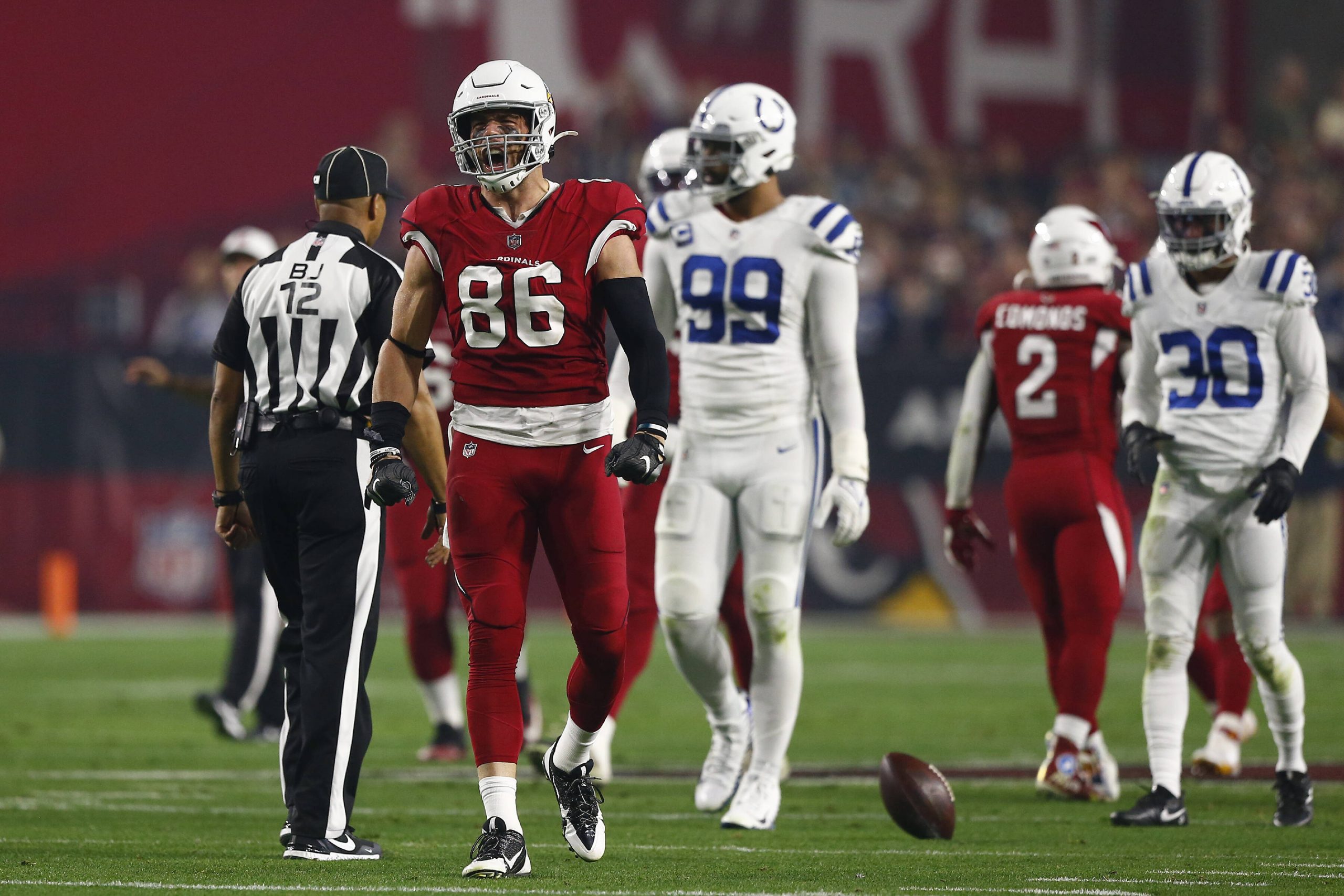 GLENDALE, AZ - DECEMBER 25:Arizona Cardinals Tight End Zach Ertz 86 reacts after getting a first down during an NFL, American Football Herren, USA game between the Indianapolis Colts and the Arizona Cardinals on December 25, 2021 at State Farm Stadium, in Glendale AZ. Photo by Jeffrey Brown/Icon Sportswire NFL: DEC 25 Colts at Cardinals Icon12252021006
