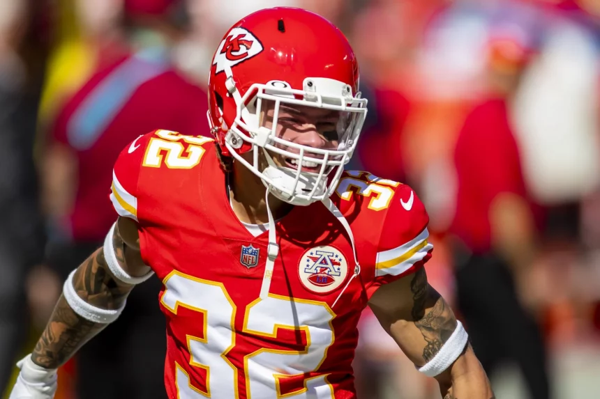KANSAS CITY, MO - SEPTEMBER 26: Chiefs free safety Tyrann Mathieu 32 makes his way on to the field during the game between the Kansas City Chiefs and the Los Angeles Chargers on September 26, 2021 at Arrowhead Stadium in Kansas City, MO. Photo by Nick Tre. Smith/Icon Sportswire NFL, American Football Herren, USA SEP 26 Chargers at Chiefs Icon2109260002