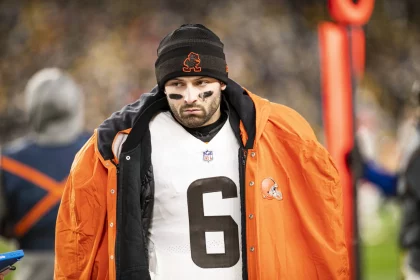 PITTSBURGH, PA - JANUARY 03: Cleveland Browns quarterback Baker Mayfield 6 looks on during the game against the Cleveland Browns and the Pittsburgh Steelers on January 03, 2022 at Heinz Field in Pittsburgh, PA. Photo by Mark Alberti/Icon Sportswire NFL, American Football Herren, USA JAN 03 Browns at Steelers Icon22010301996