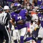 MINNEAPOLIS, MN - JANUARY 09: Minnesota Vikings Cornerback Patrick Peterson 7 returns an interception thrown by Chicago Bears Quarterback Andy Dalton 14 66-yards for a touchdown during a game between the Minnesota Vikings and Chicago Bears on January 9, 2022, at U.S. Bank Stadium in Minneapolis, MN.Photo by Nick Wosika/Icon Sportswire NFL, American Football Herren, USA JAN 09 Bears at Vikings Icon2022010928