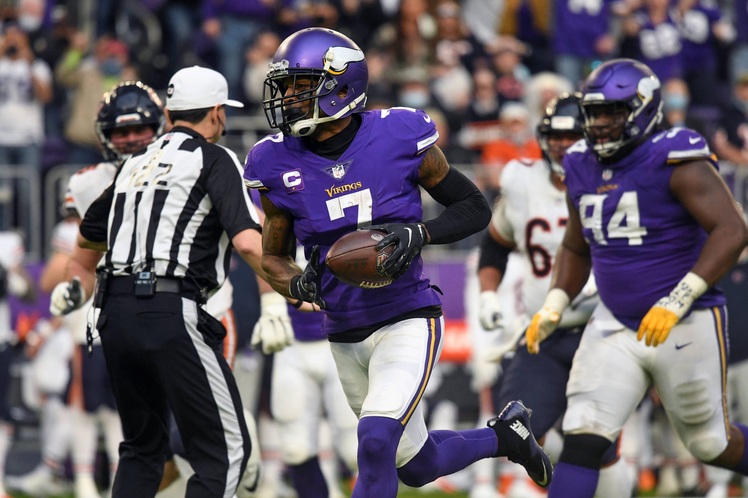 MINNEAPOLIS, MN - JANUARY 09: Minnesota Vikings Cornerback Patrick Peterson 7 returns an interception thrown by Chicago Bears Quarterback Andy Dalton 14 66-yards for a touchdown during a game between the Minnesota Vikings and Chicago Bears on January 9, 2022, at U.S. Bank Stadium in Minneapolis, MN.Photo by Nick Wosika/Icon Sportswire NFL, American Football Herren, USA JAN 09 Bears at Vikings Icon2022010928