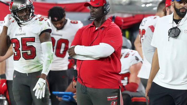 TAMPA, FL - JANUARY 9: Tampa Bay Buccaneers Defensive Coordinator Todd Bowles looks on during the regular season game between the Carolina Panthers and the Tampa Bay Buccaneers on January 9, 2022 at Raymond James Stadium in Tampa, Florida. Photo by Cliff Welch/Icon Sportswire NFL, American Football Herren, USA JAN 09 Panthers at Buccaneers Icon357220109119