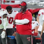 TAMPA, FL - JANUARY 9: Tampa Bay Buccaneers Defensive Coordinator Todd Bowles looks on during the regular season game between the Carolina Panthers and the Tampa Bay Buccaneers on January 9, 2022 at Raymond James Stadium in Tampa, Florida. Photo by Cliff Welch/Icon Sportswire NFL, American Football Herren, USA JAN 09 Panthers at Buccaneers Icon357220109119
