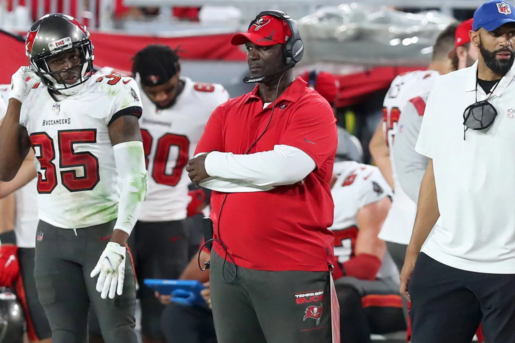 TAMPA, FL - JANUARY 9: Tampa Bay Buccaneers Defensive Coordinator Todd Bowles looks on during the regular season game between the Carolina Panthers and the Tampa Bay Buccaneers on January 9, 2022 at Raymond James Stadium in Tampa, Florida. Photo by Cliff Welch/Icon Sportswire NFL, American Football Herren, USA JAN 09 Panthers at Buccaneers Icon357220109119