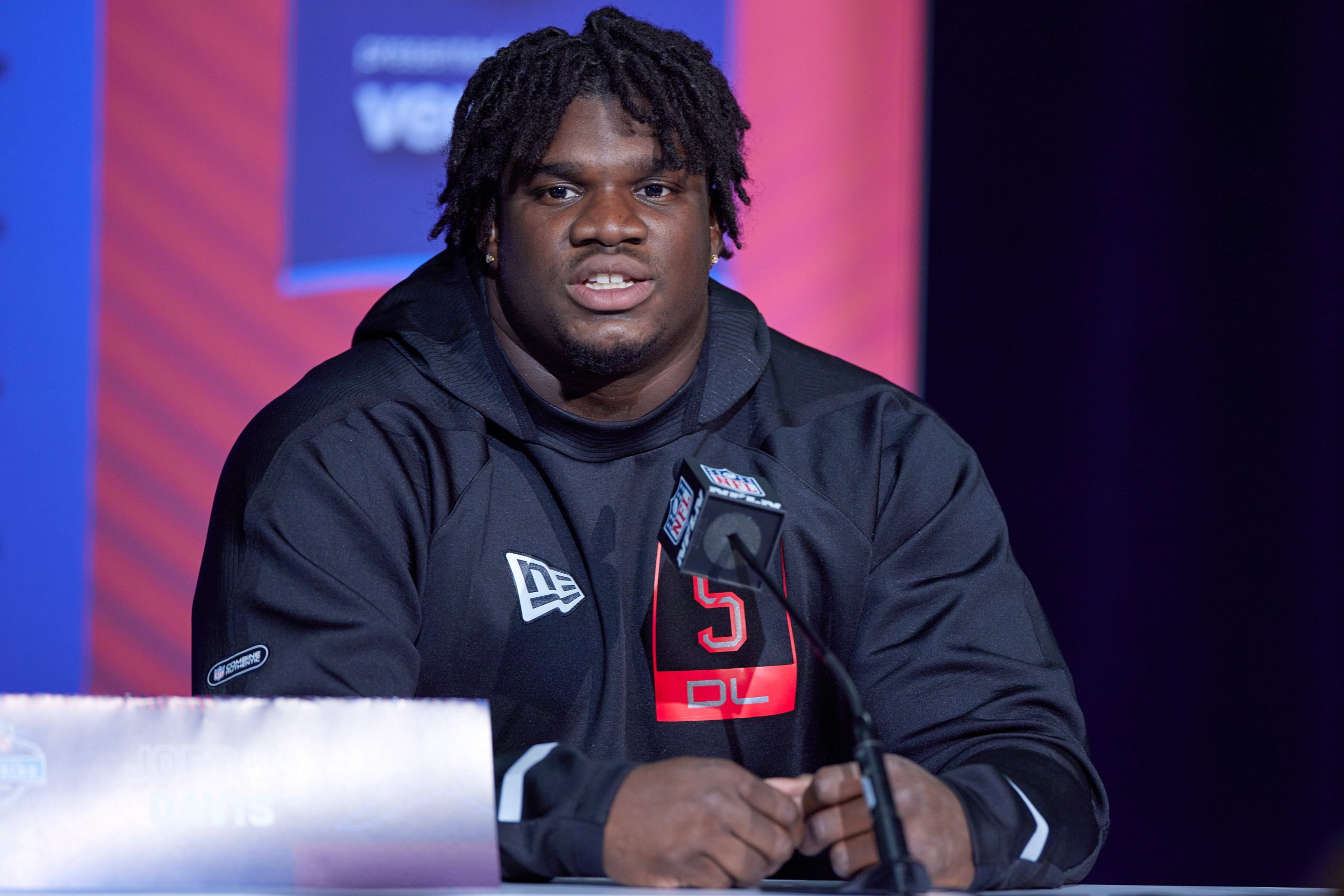 INDIANAPOLIS, IN - MARCH 04: Georgia defensive lineman Jordan Davis answers questions from the media during the NFL, American Football Herren, USA Scouting Combine on March 4, 2022, at the Indiana Convention Center in Indianapolis, IN. Photo by Robin Alam/Icon Sportswire NFL: MAR 04 Scouting Combine Icon164220304158