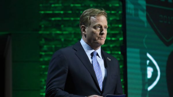 NASHVILLE, TN - APRIL 25: NFL American Football Herren USA Commissioner Roger Goodell walks onto the stage to announce a pick during the first round of the 2019 NFL Draft on April 25, 2019, at the Draft Main Stage on Lower Broadway in downtown Nashville, TN. (Photo by Michael Wade/Icon Sportswire) NFL: APR 25 2019 NFL Draft PUBLICATIONxINxGERxSUIxAUTxHUNxRUSxSWExNORxDENxONLY Icon042519332019