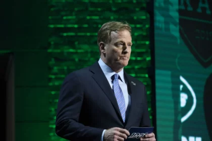 NASHVILLE, TN - APRIL 25: NFL American Football Herren USA Commissioner Roger Goodell walks onto the stage to announce a pick during the first round of the 2019 NFL Draft on April 25, 2019, at the Draft Main Stage on Lower Broadway in downtown Nashville, TN. (Photo by Michael Wade/Icon Sportswire) NFL: APR 25 2019 NFL Draft PUBLICATIONxINxGERxSUIxAUTxHUNxRUSxSWExNORxDENxONLY Icon042519332019