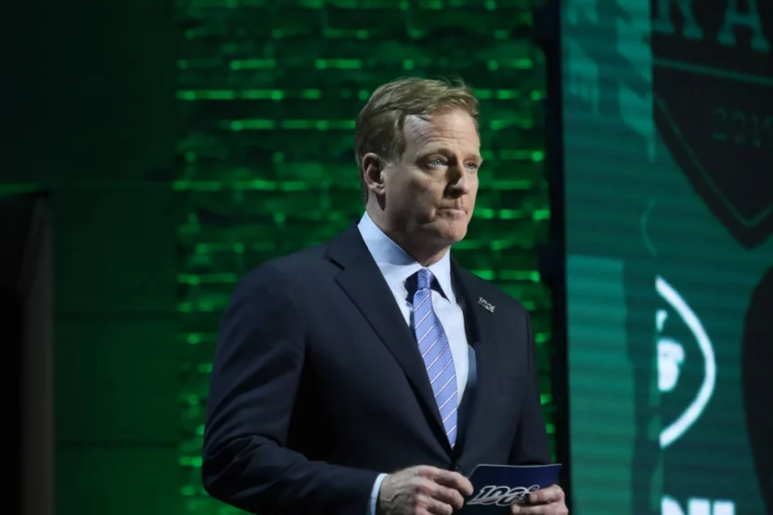 NASHVILLE, TN - APRIL 25: NFL American Football Herren USA Commissioner Roger Goodell walks onto the stage to announce a pick during the first round of the 2019 NFL Draft on April 25, 2019, at the Draft Main Stage on Lower Broadway in downtown Nashville, TN. (Photo by Michael Wade/Icon Sportswire) NFL: APR 25 2019 NFL Draft PUBLICATIONxINxGERxSUIxAUTxHUNxRUSxSWExNORxDENxONLY Icon042519332019