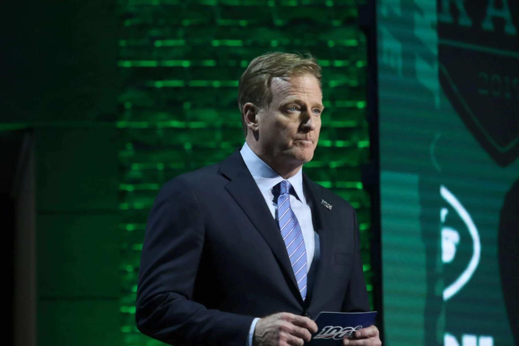 NASHVILLE, TN - APRIL 25: NFL American Football Herren USA Commissioner Roger Goodell walks onto the stage to announce a pick during the first round of the 2019 NFL Draft on April 25, 2019, at the Draft Main Stage on Lower Broadway in downtown Nashville, TN. (Photo by Michael Wade/Icon Sportswire) NFL: APR 25 2019 NFL Draft PUBLICATIONxINxGERxSUIxAUTxHUNxRUSxSWExNORxDENxONLY Icon042519332019