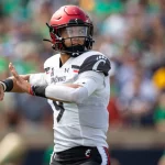 October 02, 2021: Cincinnati quarterback Desmond Ridder 9 passes the ball during NCAA, College League, USA football game action between the Cincinnati Bearcats and the Notre Dame Fighting Irish at Notre Dame Stadium in South Bend, Indiana. Cincinnati defeated Notre Dame 24-13. /CSM. USA - ZUMAc04_ 20211002_zaf_c04_808 Copyright: xJohnxMersitsx