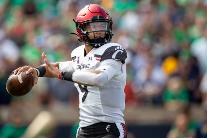 October 02, 2021: Cincinnati quarterback Desmond Ridder 9 passes the ball during NCAA, College League, USA football game action between the Cincinnati Bearcats and the Notre Dame Fighting Irish at Notre Dame Stadium in South Bend, Indiana. Cincinnati defeated Notre Dame 24-13. /CSM. USA - ZUMAc04_ 20211002_zaf_c04_808 Copyright: xJohnxMersitsx