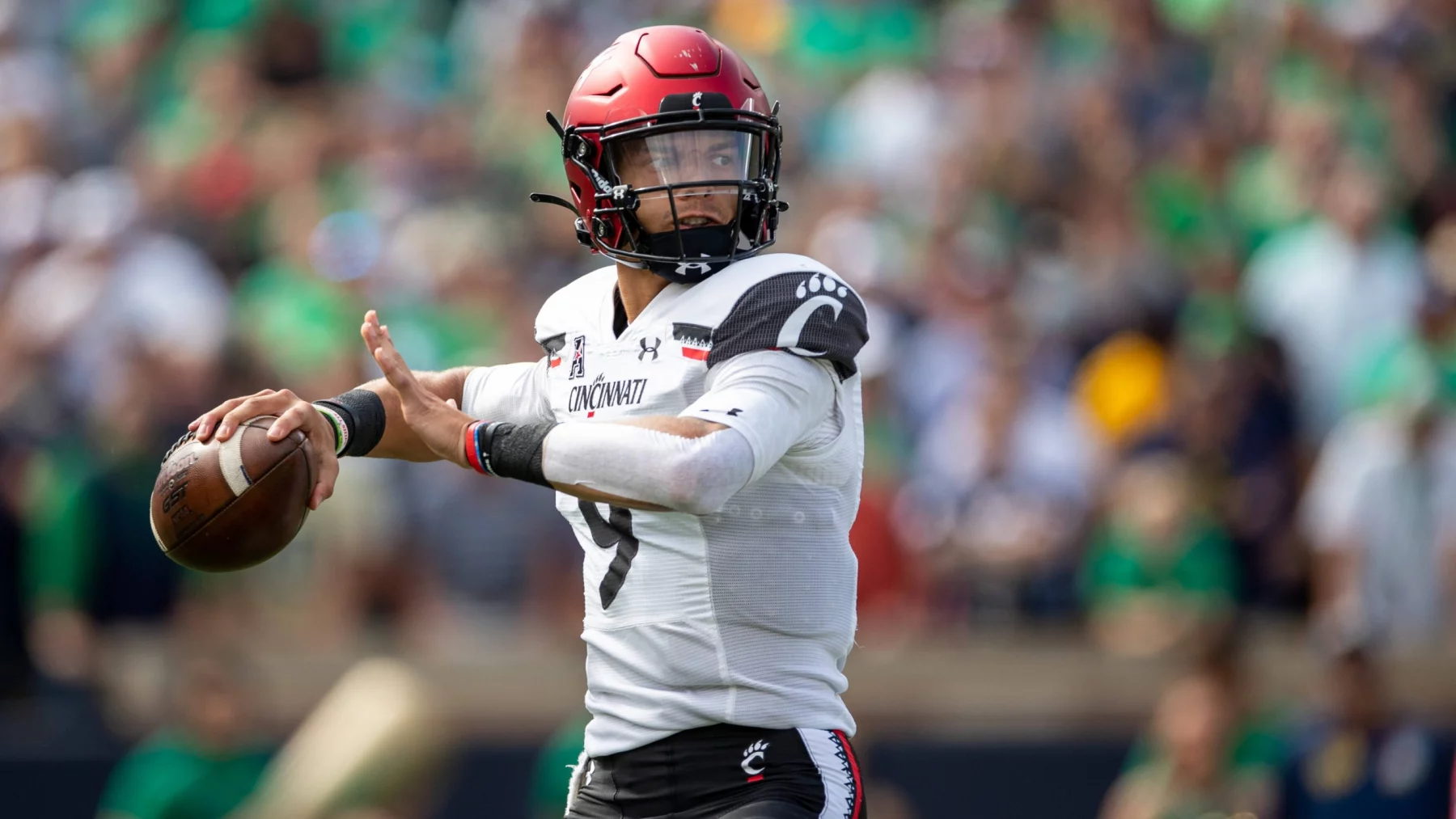 October 02, 2021: Cincinnati quarterback Desmond Ridder 9 passes the ball during NCAA, College League, USA football game action between the Cincinnati Bearcats and the Notre Dame Fighting Irish at Notre Dame Stadium in South Bend, Indiana. Cincinnati defeated Notre Dame 24-13. /CSM. USA - ZUMAc04_ 20211002_zaf_c04_808 Copyright: xJohnxMersitsx